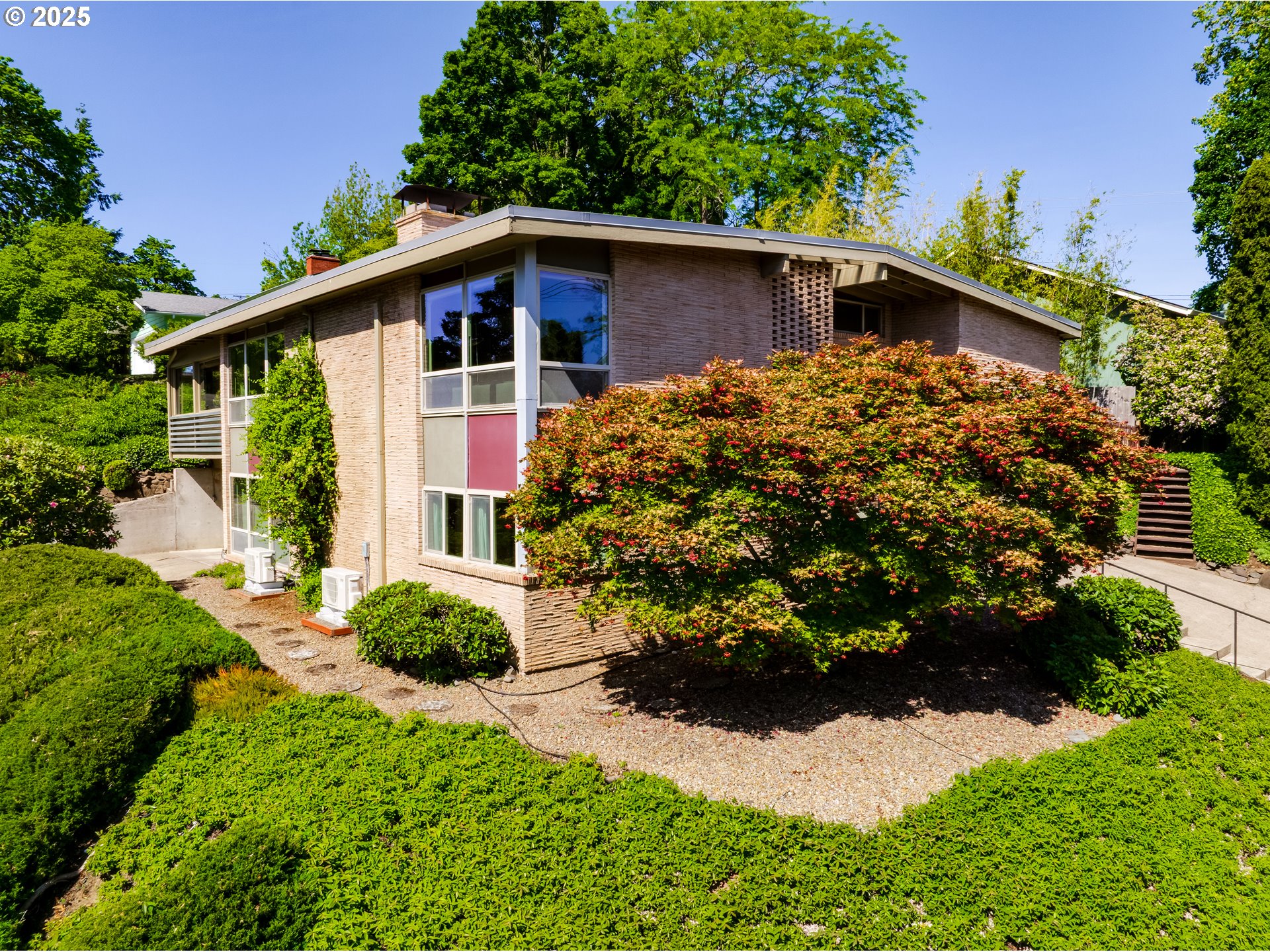 495 W 27th AVE