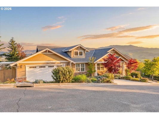 417 TUCKER ST, ASHLAND, OR 97520 - Image 557508fad517df609b26516e0820ecef/2554270379