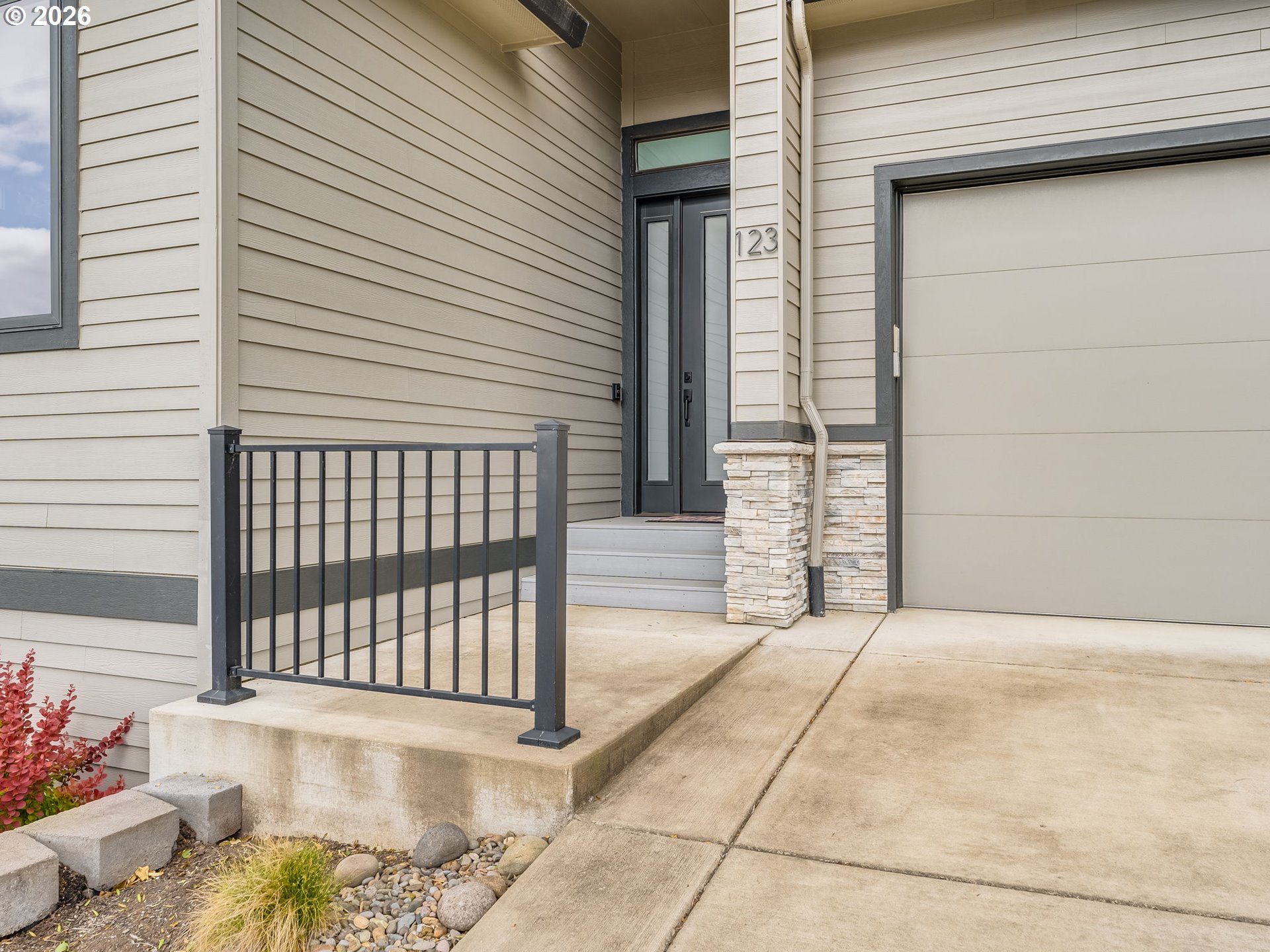 123 NW BROOKSIDE