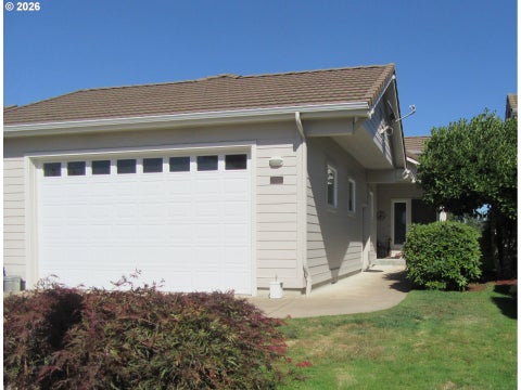 Photo of 70 Magnolia Dr, Creswell, OR 97426 (MLS # 288140427)