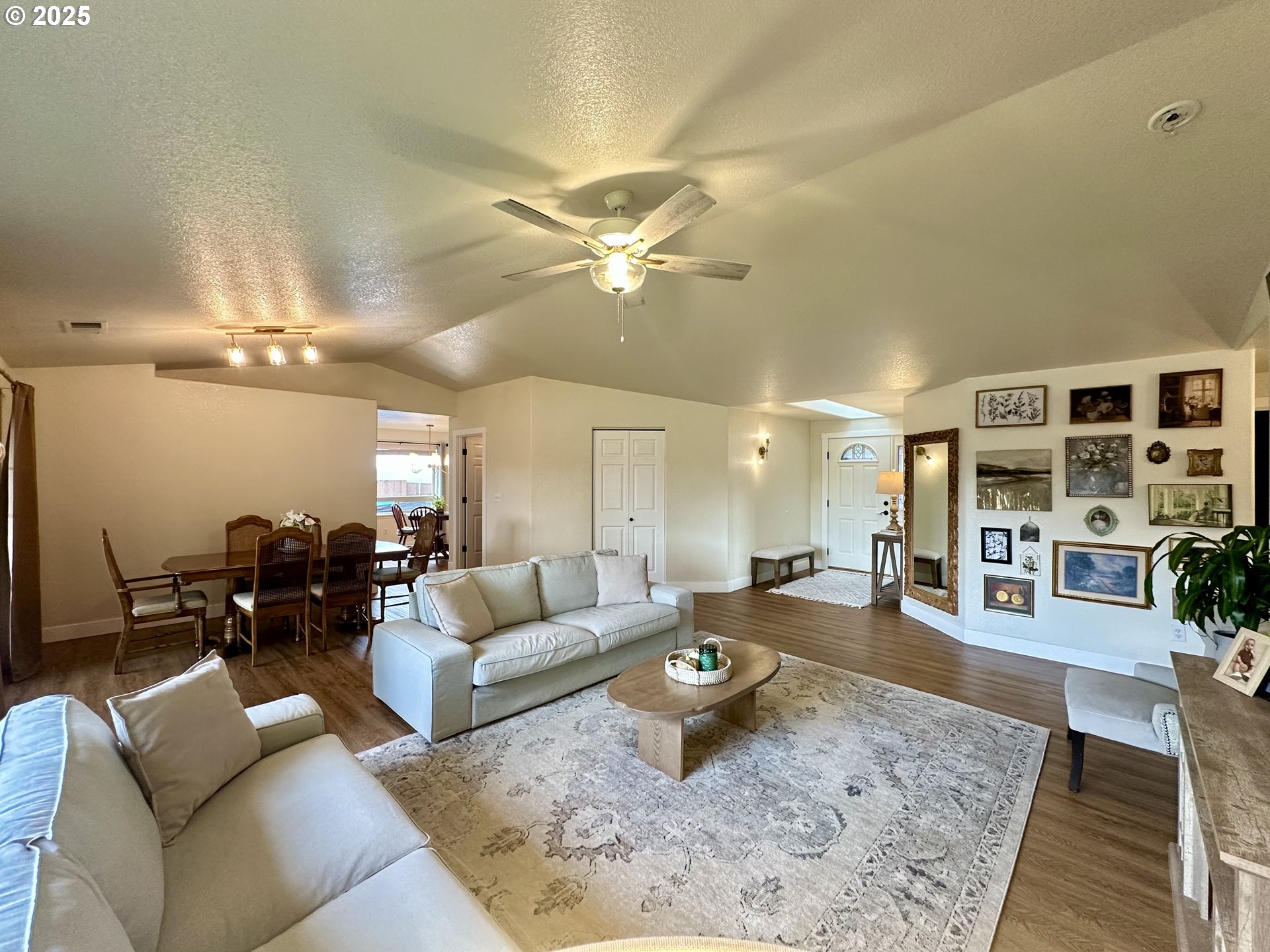 207 NICHOLAS CT