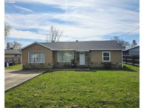 2137 CASTLE AVE Roseburg OR 97471