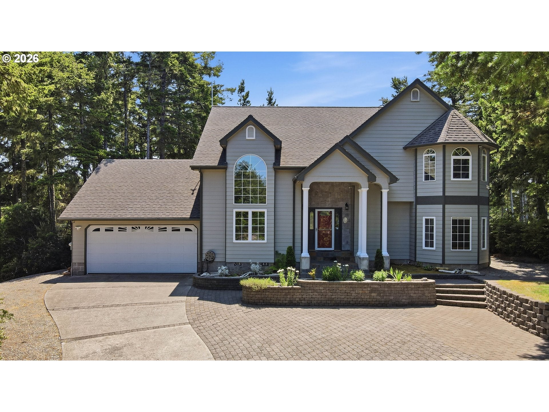 930 LAKE CT