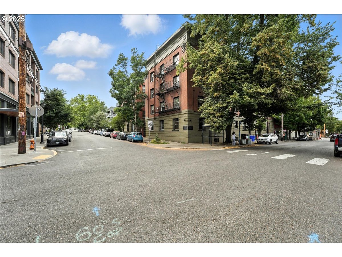 2109 NW IRVING ST 211