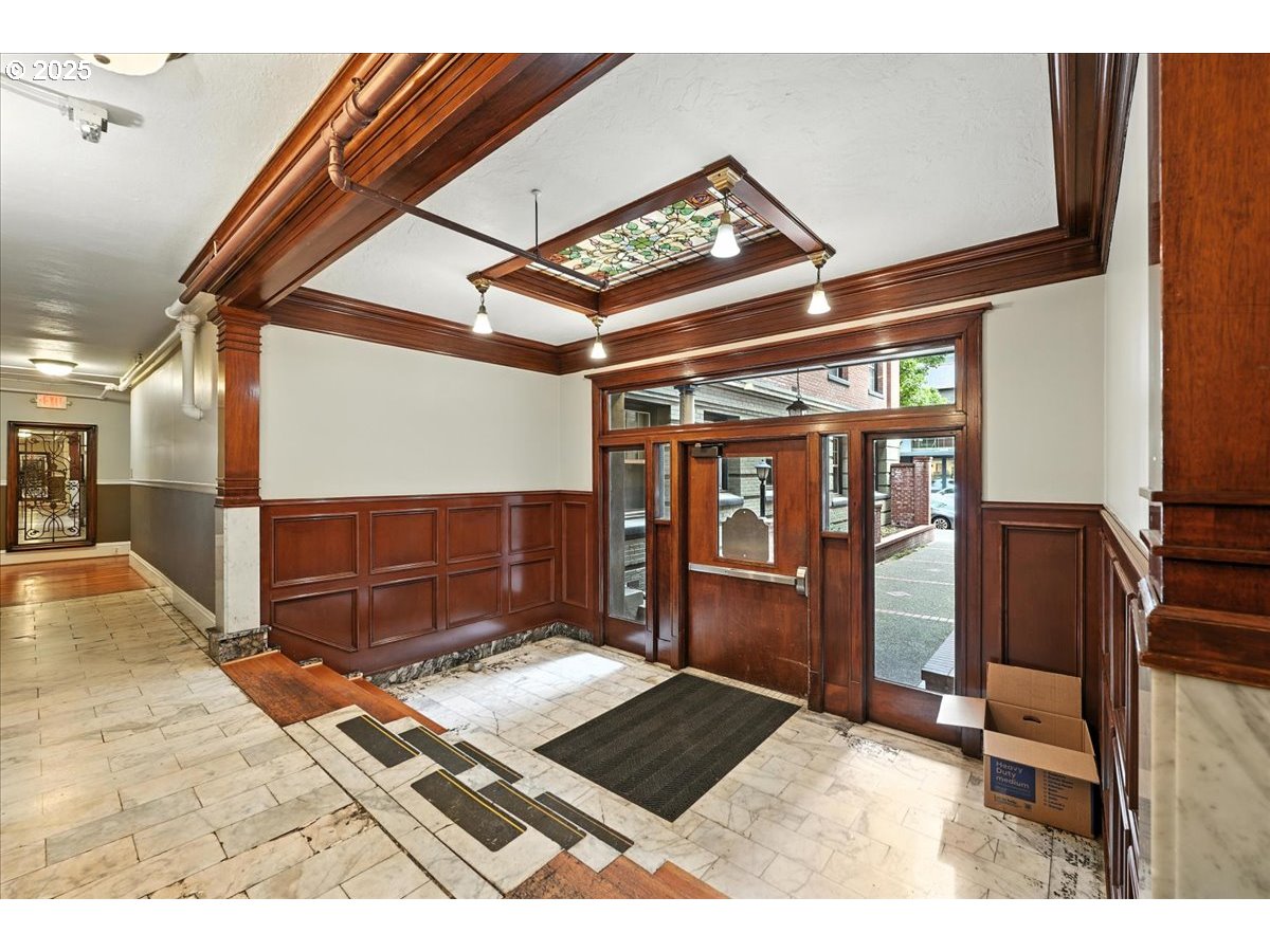 2109 NW IRVING ST 211