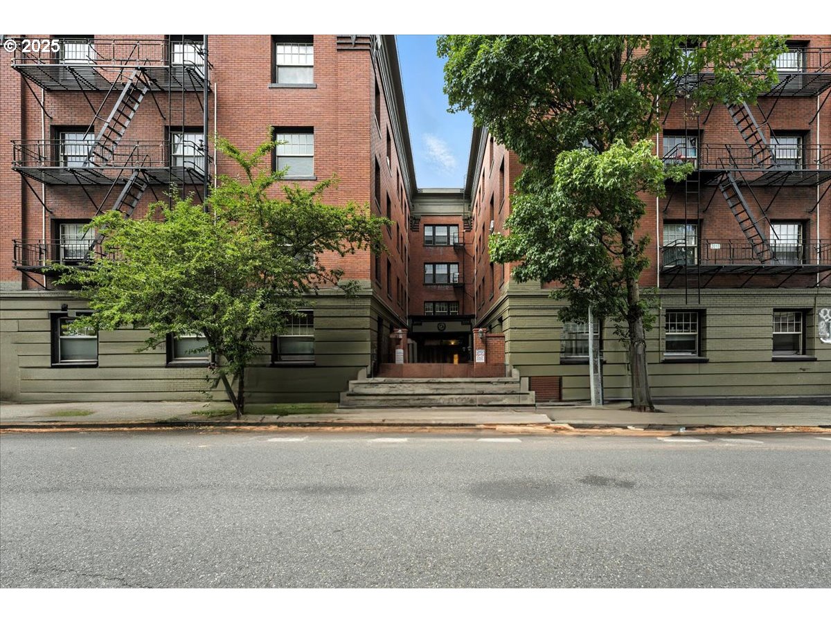 2109 NW IRVING ST 211