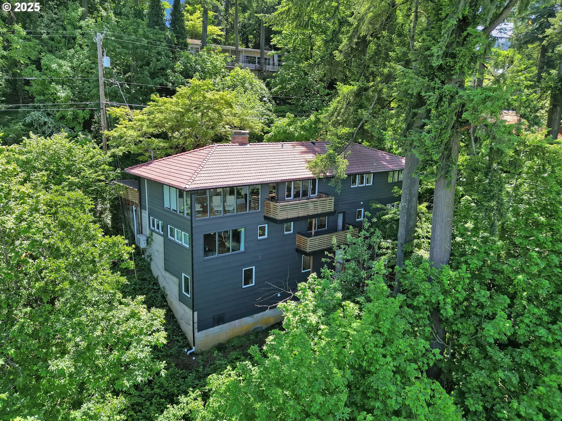 2435 SKYLINE BLVD
