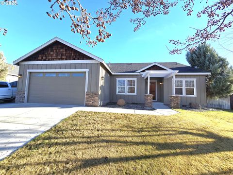 Photo of 2248 NW Overlook Dr, Hermiston, OR 97838 (MLS # 246858088)