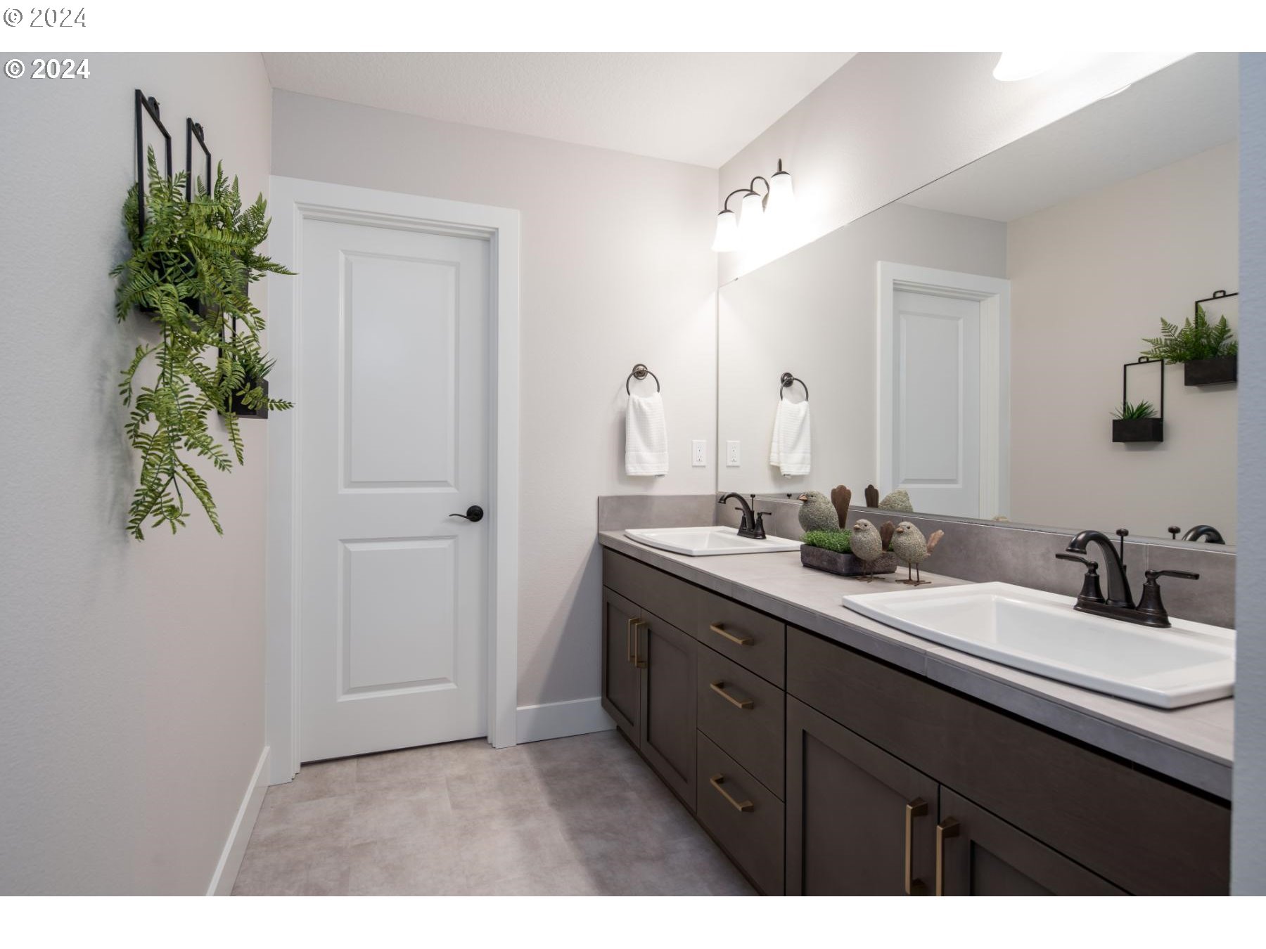 Gresham, Oregon 97080, United States, 5 Bedrooms Bedrooms, ,4 BathroomsBathrooms,Residential,Pending,28001