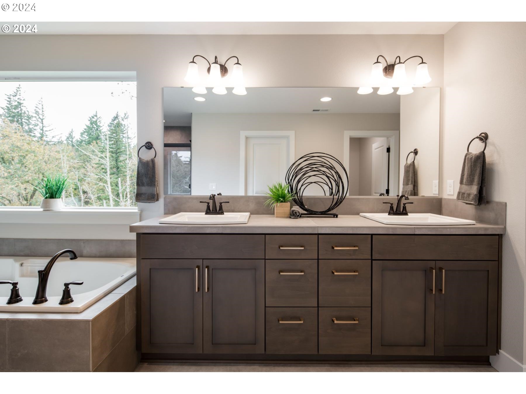 Gresham, Oregon 97080, United States, 5 Bedrooms Bedrooms, ,4 BathroomsBathrooms,Residential,Pending,28001