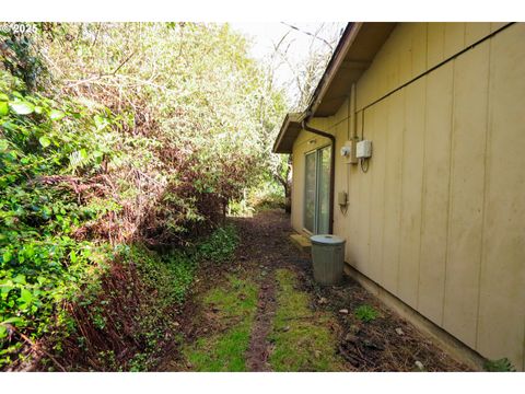 A home in Coquille