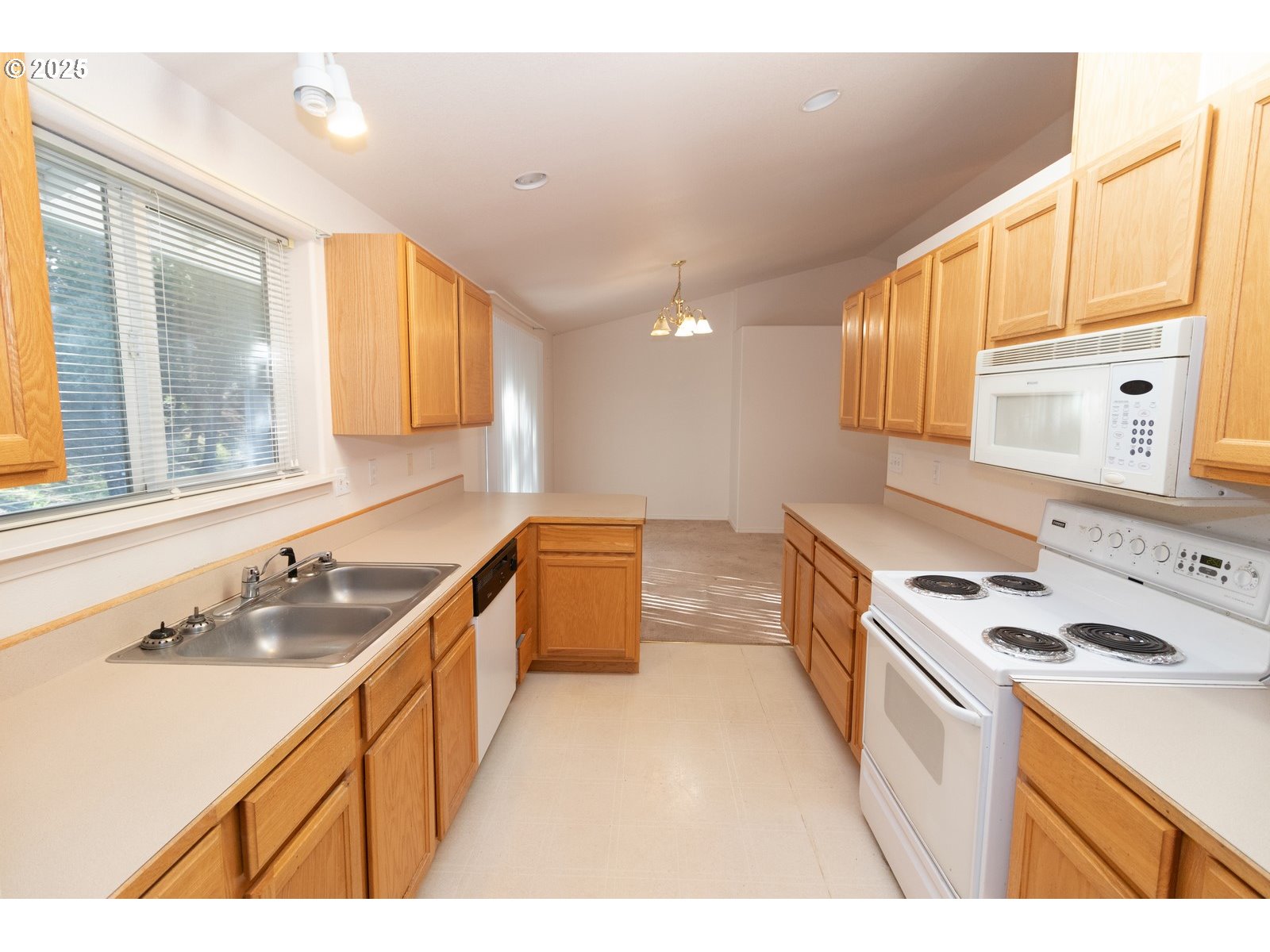 Florence, Oregon 97439, United States, 3 Bedrooms Bedrooms, ,2 BathroomsBathrooms,Residential,Pending,5661