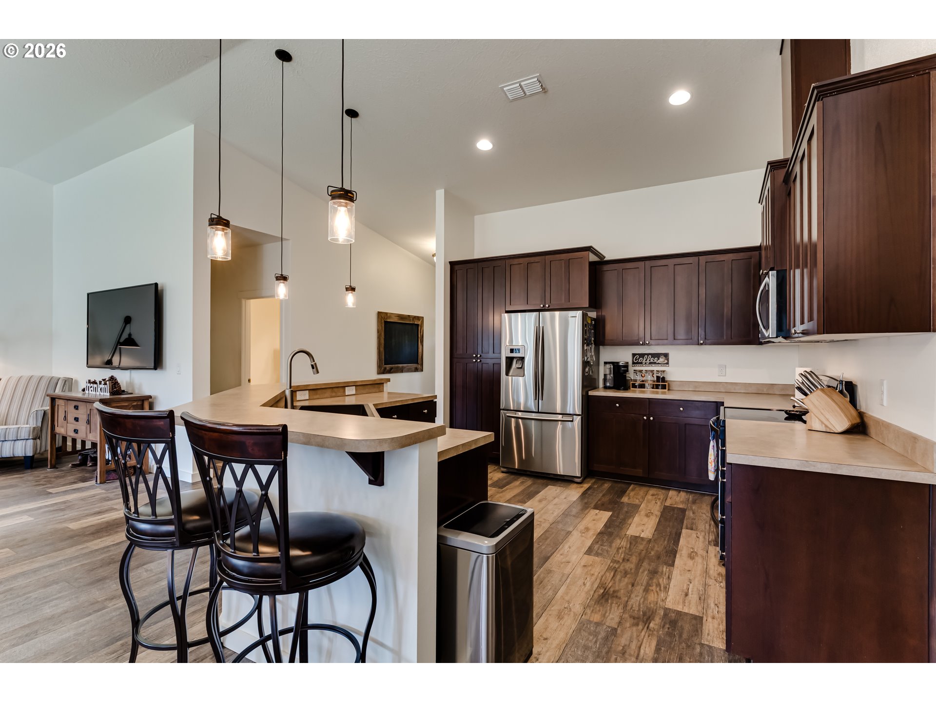 39464 Walterville LN