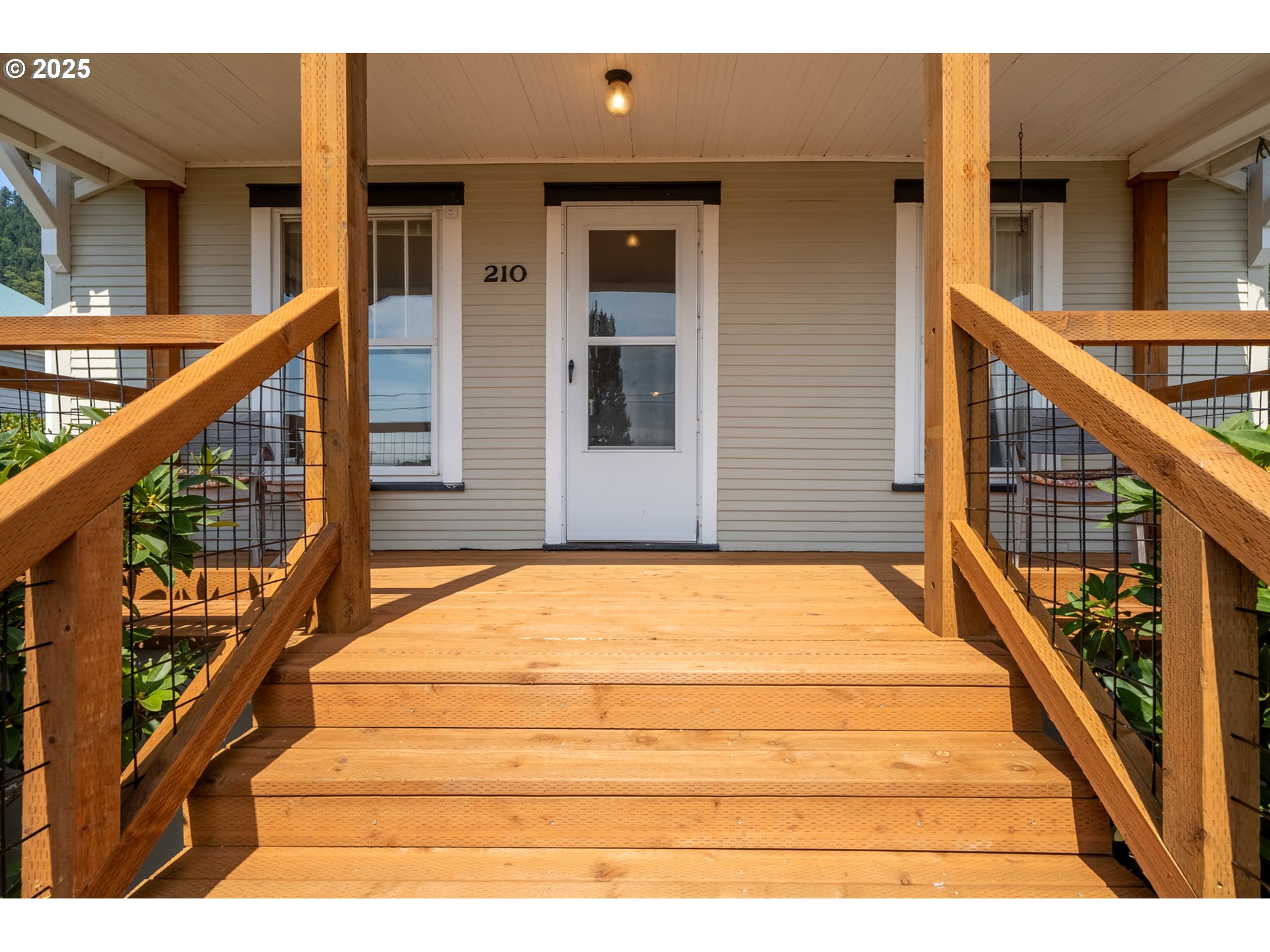 210 CYPRESS AVE