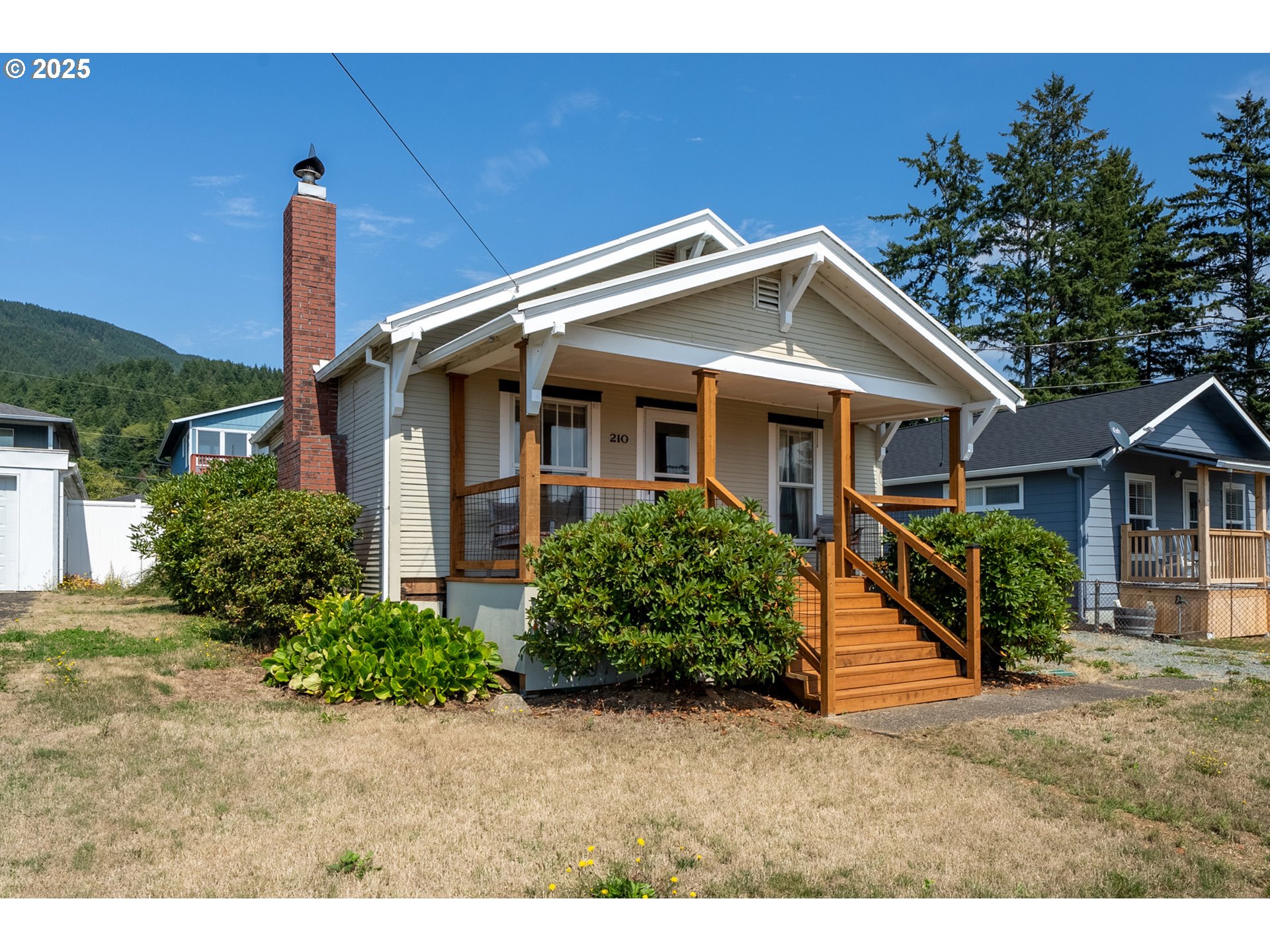 210 CYPRESS AVE