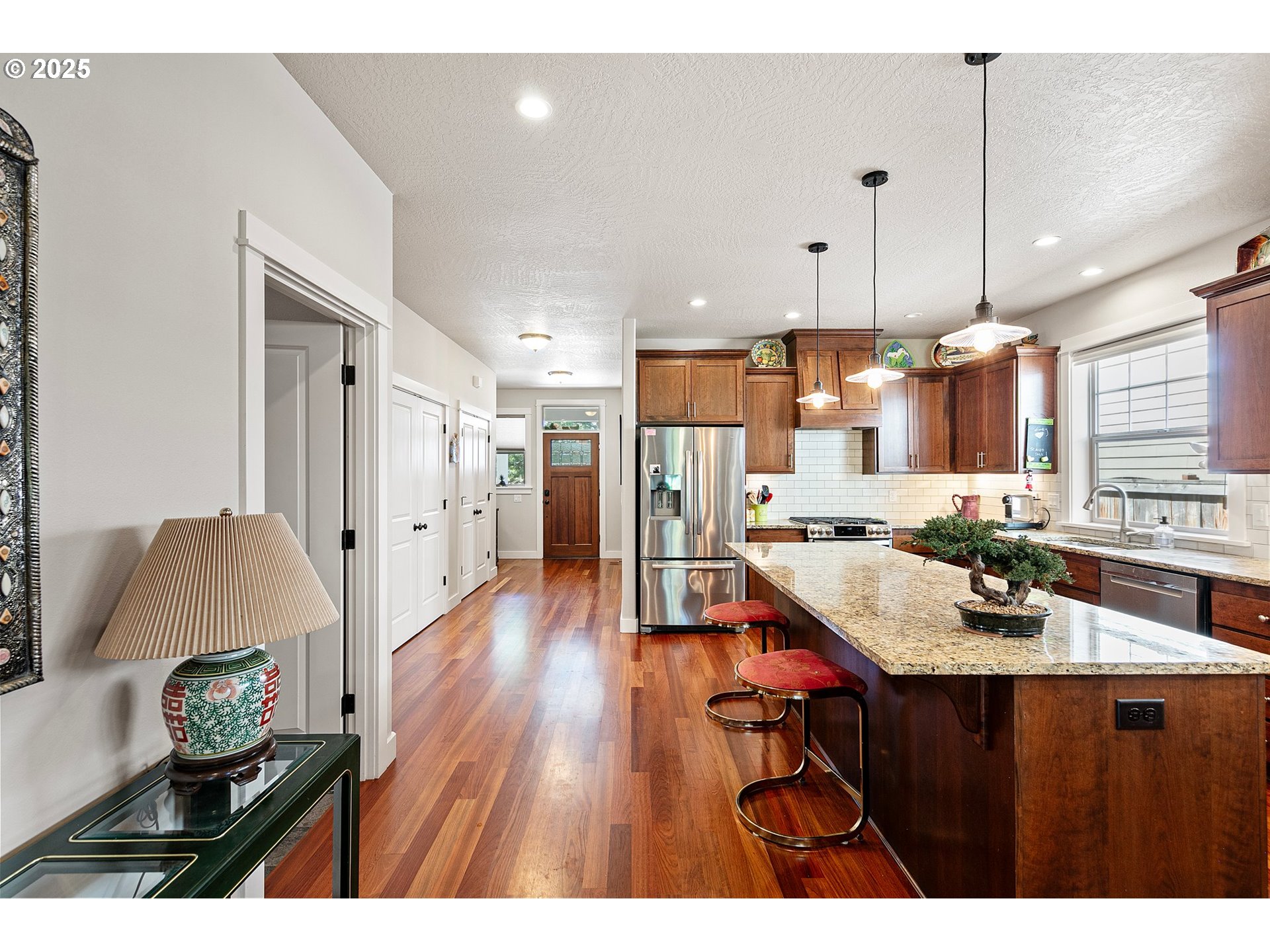 933 LORELLA AVE