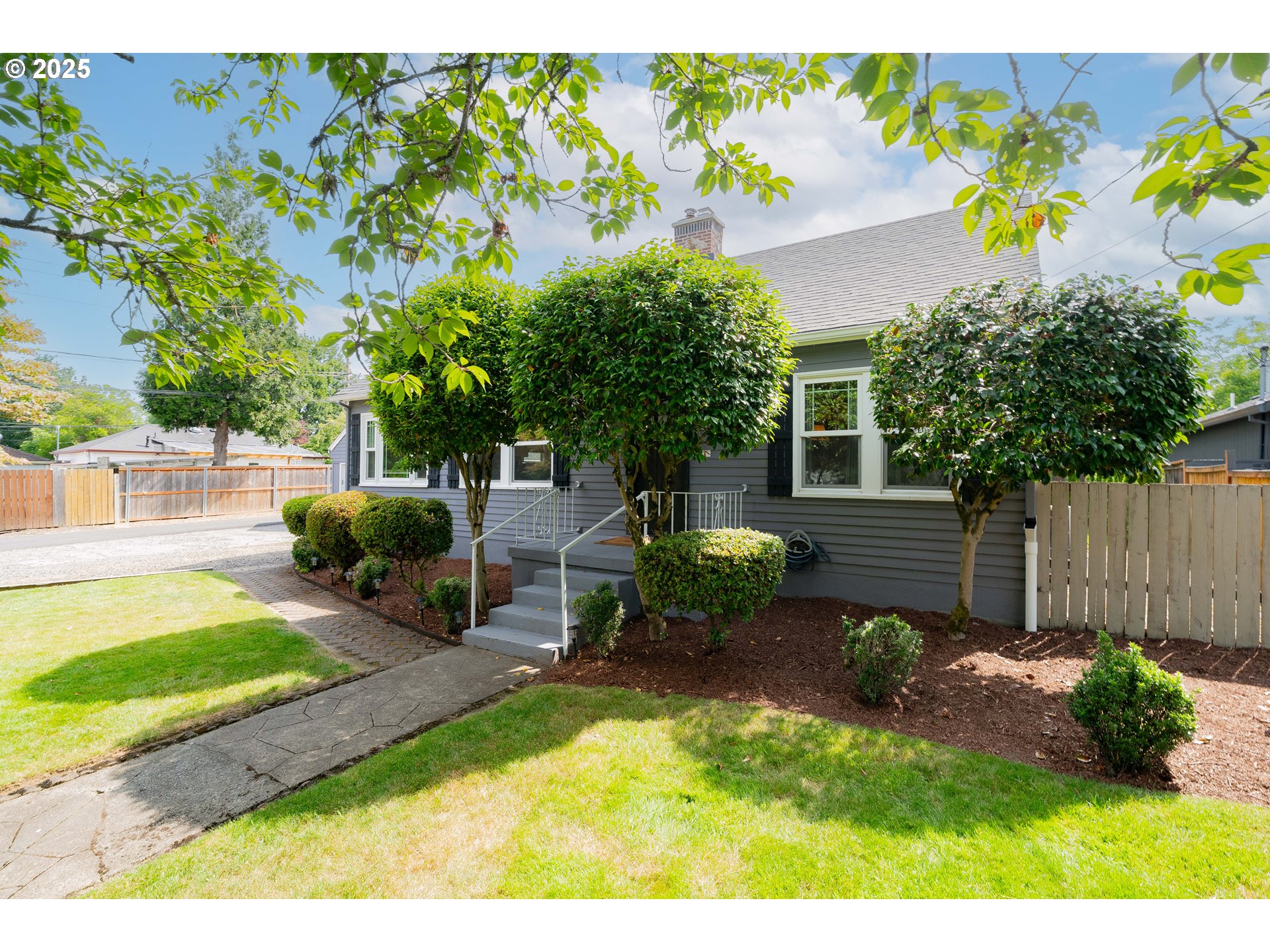 438 SE ROBERTS AVE