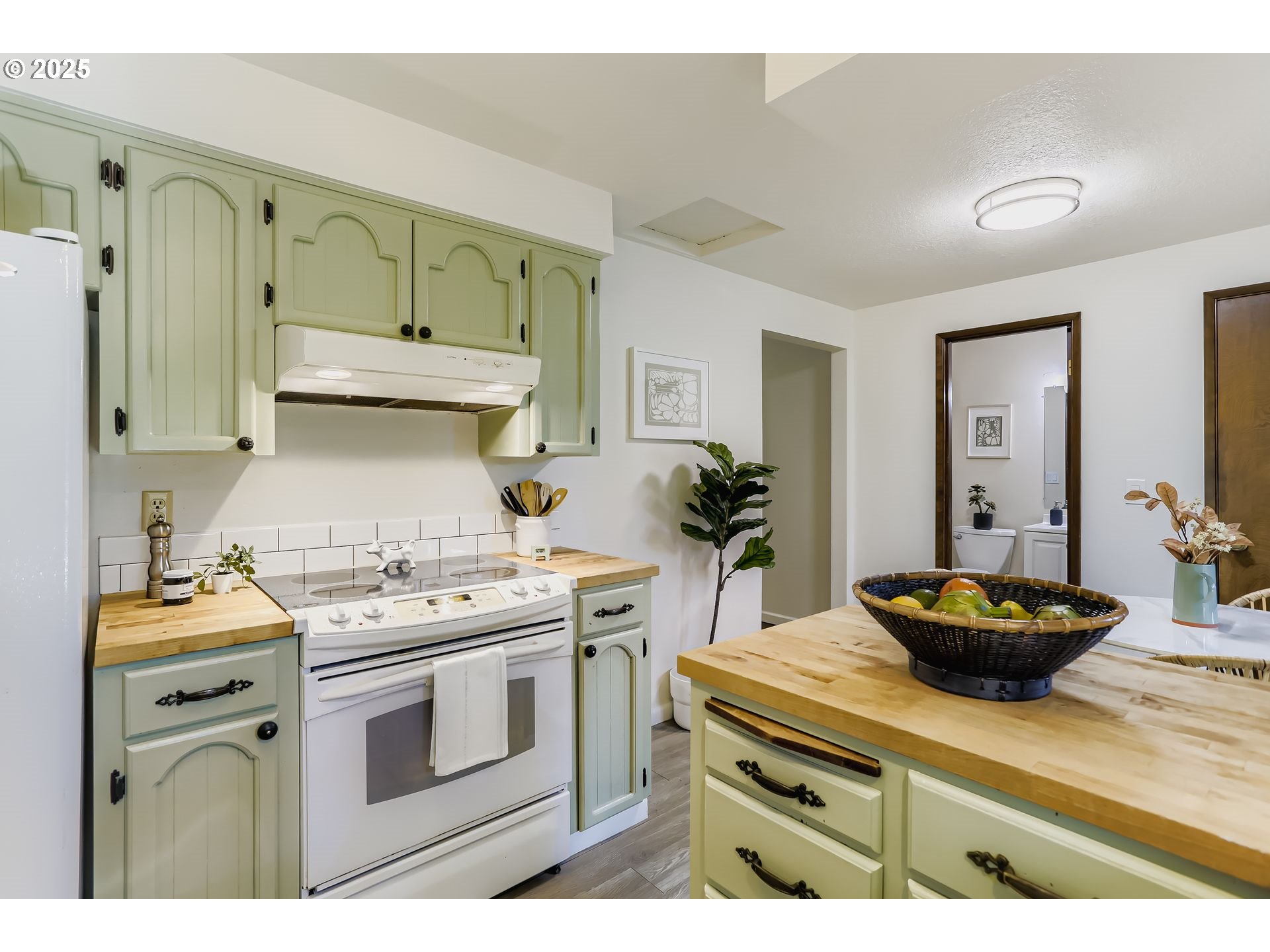 Oregon City, Oregon 97045, United States, 4 Bedrooms Bedrooms, ,4 BathroomsBathrooms,Residential,Active,215687