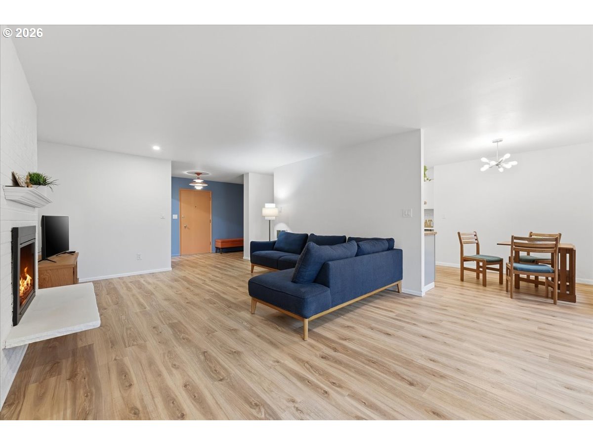 1400 SE Lava Dr   Bldg A DR 3