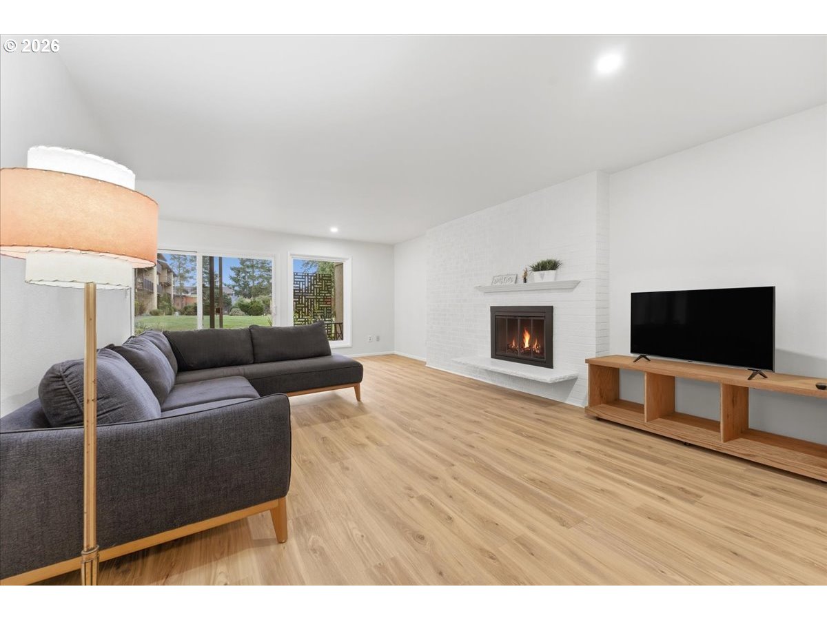 1400 SE Lava Dr   Bldg A DR 3