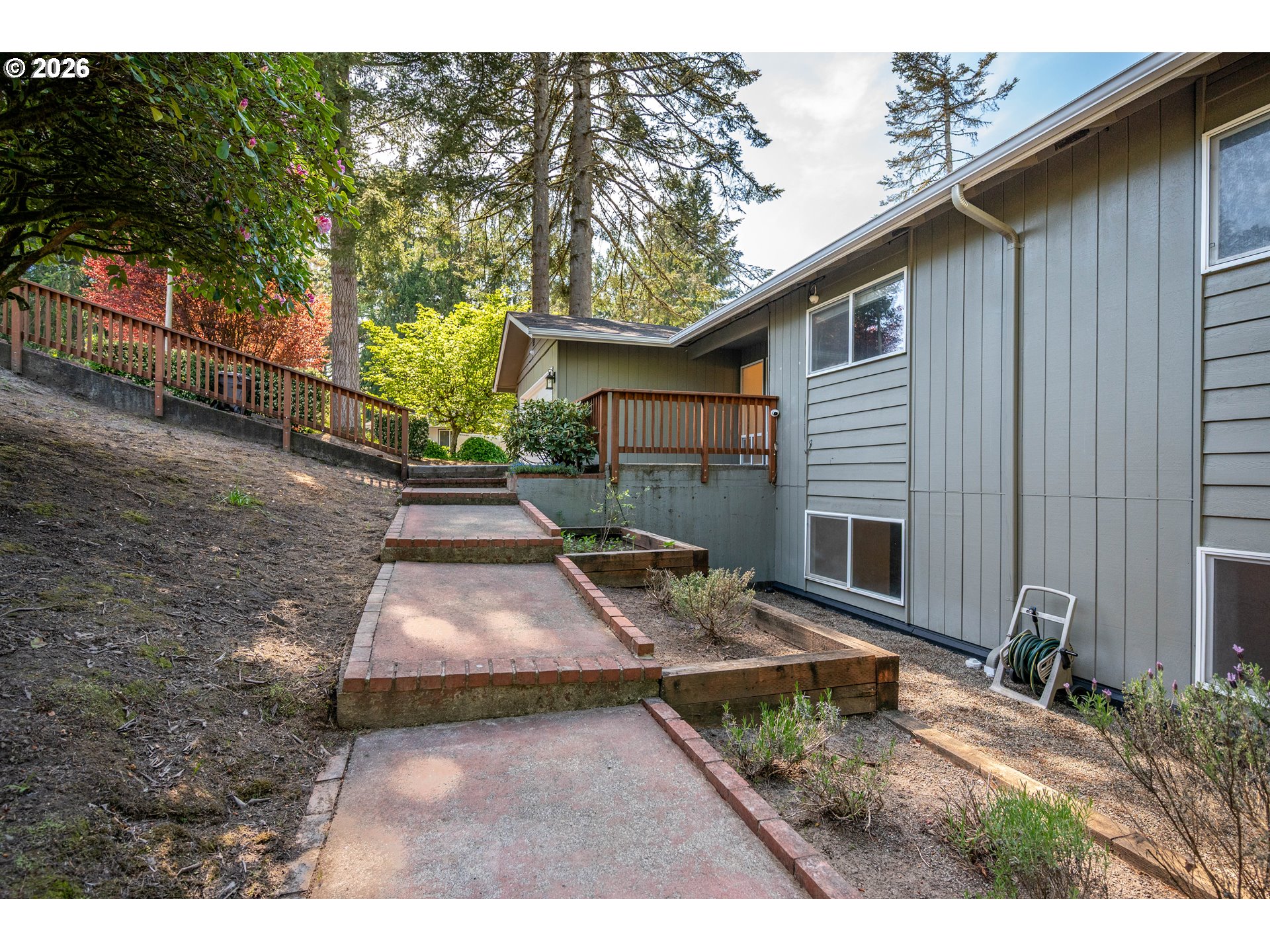 2441 W LYNNWOOD DR