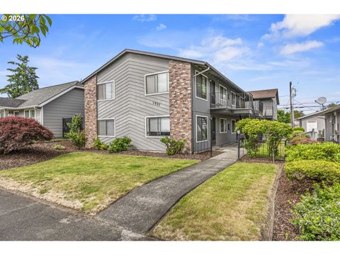 Photo of 1521 9th Ave, Longview, WA 98632 (MLS # 300714291)