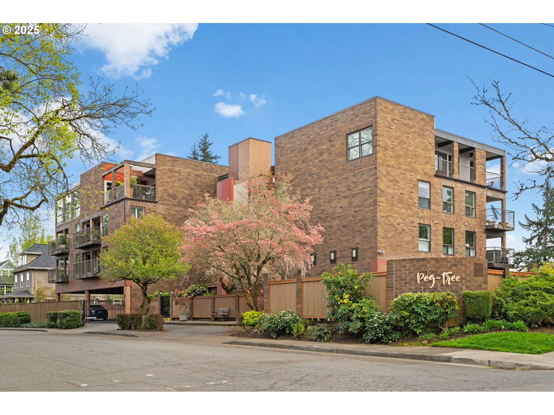 100 LEONARD ST 3-4

                                                                             Lake Oswego                                

                                    , OR - $695,000