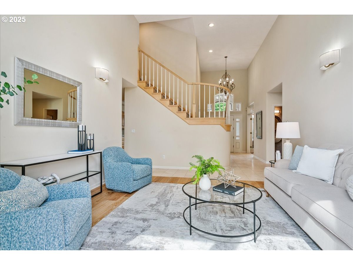 894 CREEKSIDE DR