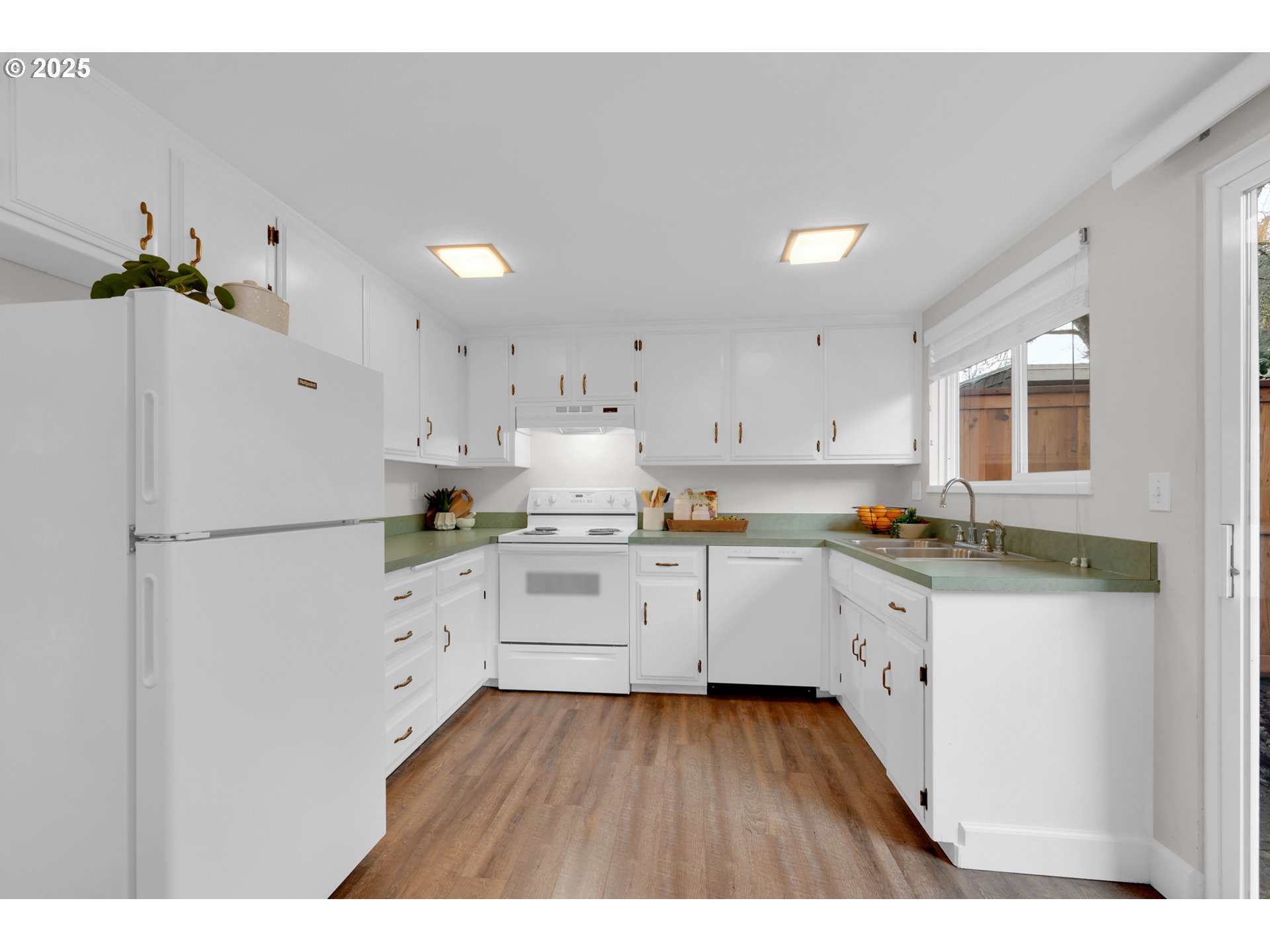 Eugene, Oregon 97401, United States, 3 Bedrooms Bedrooms, ,3 BathroomsBathrooms,Residential,Active,82254