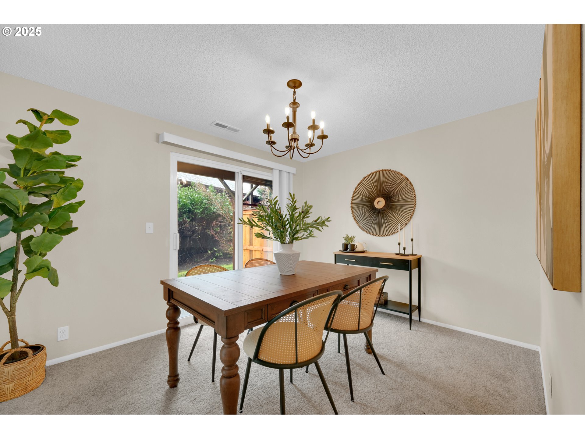 Eugene, Oregon 97401, United States, 3 Bedrooms Bedrooms, ,3 BathroomsBathrooms,Residential,Active,82254