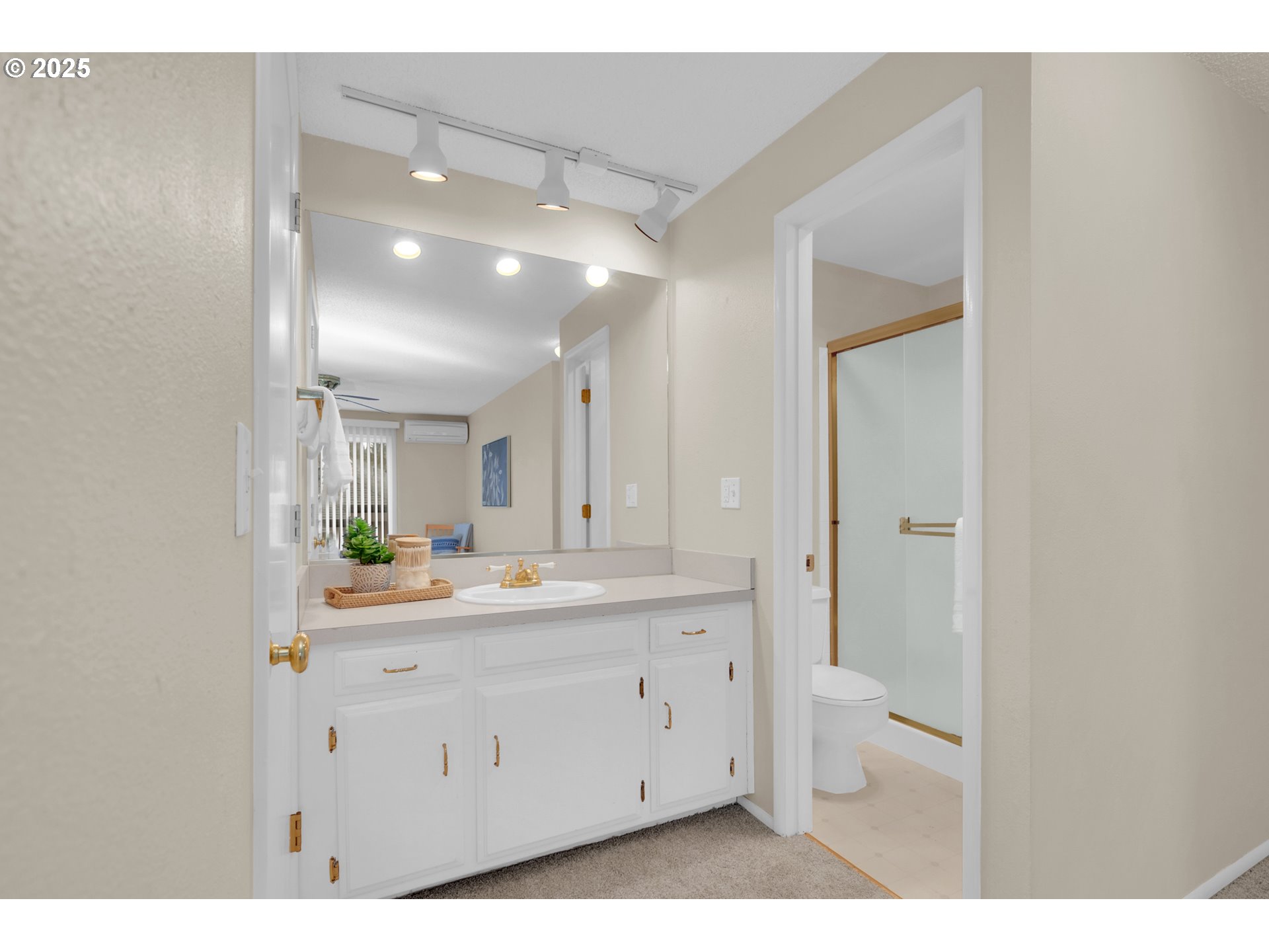 Eugene, Oregon 97401, United States, 3 Bedrooms Bedrooms, ,3 BathroomsBathrooms,Residential,Active,82254