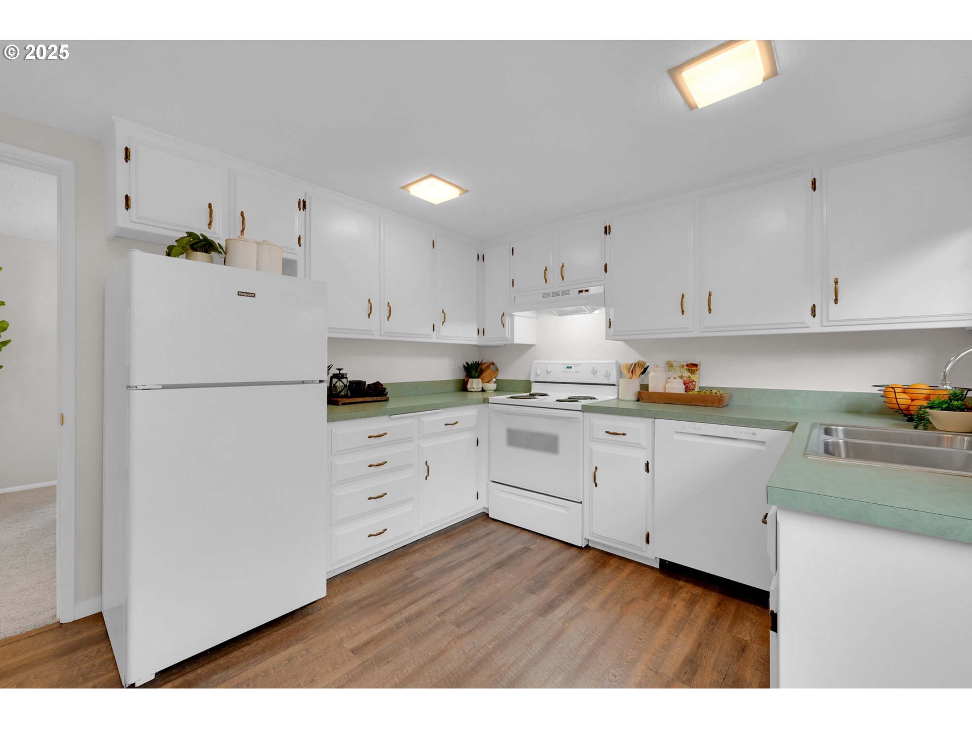 Eugene, Oregon 97401, United States, 3 Bedrooms Bedrooms, ,3 BathroomsBathrooms,Residential,Active,82254