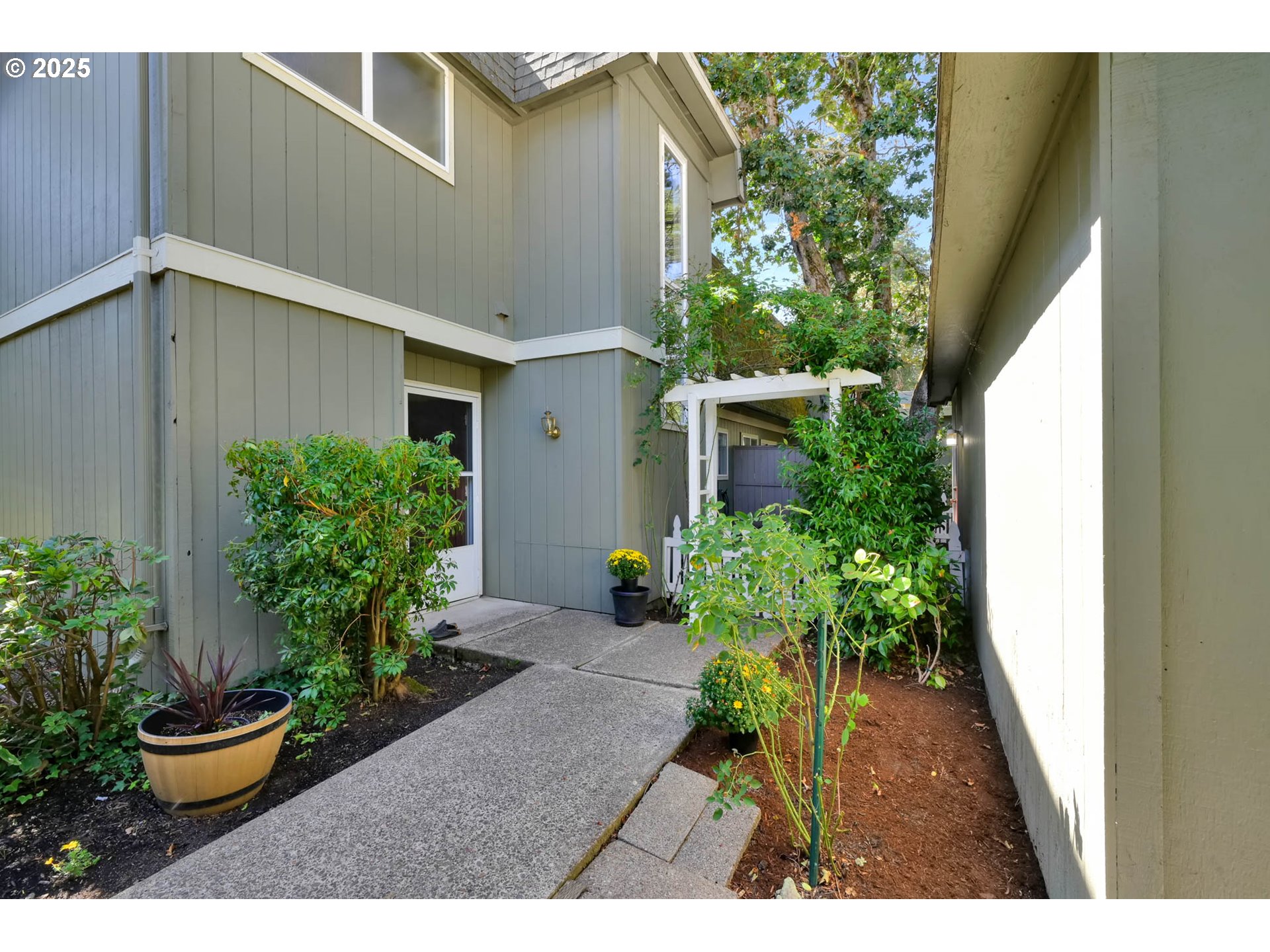 Eugene, Oregon 97401, United States, 3 Bedrooms Bedrooms, ,3 BathroomsBathrooms,Residential,Active,82254