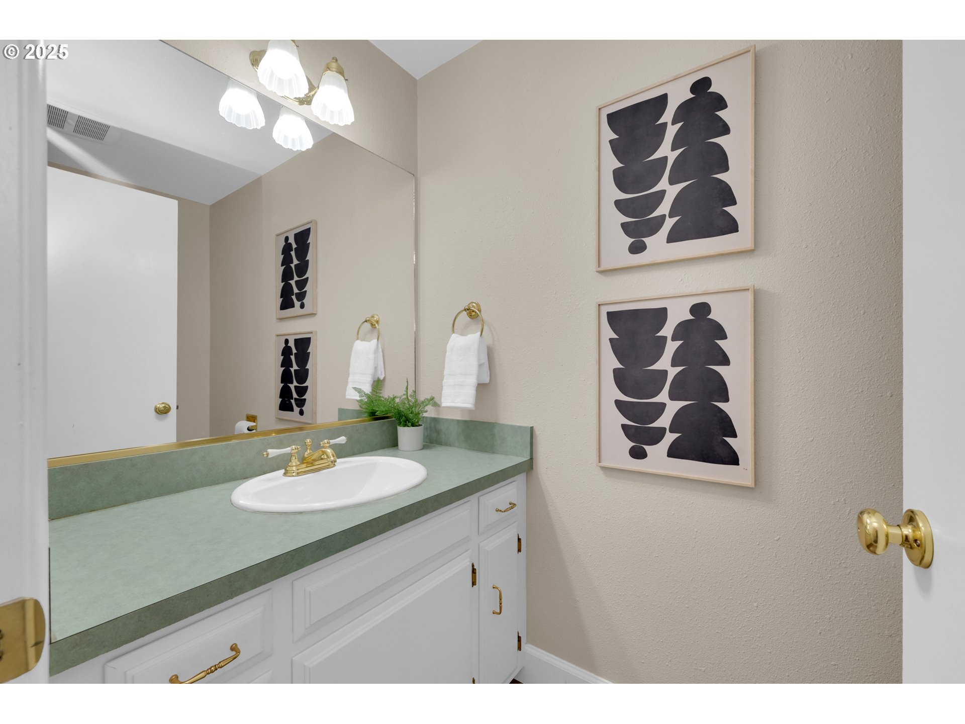 Eugene, Oregon 97401, United States, 3 Bedrooms Bedrooms, ,3 BathroomsBathrooms,Residential,Active,82254