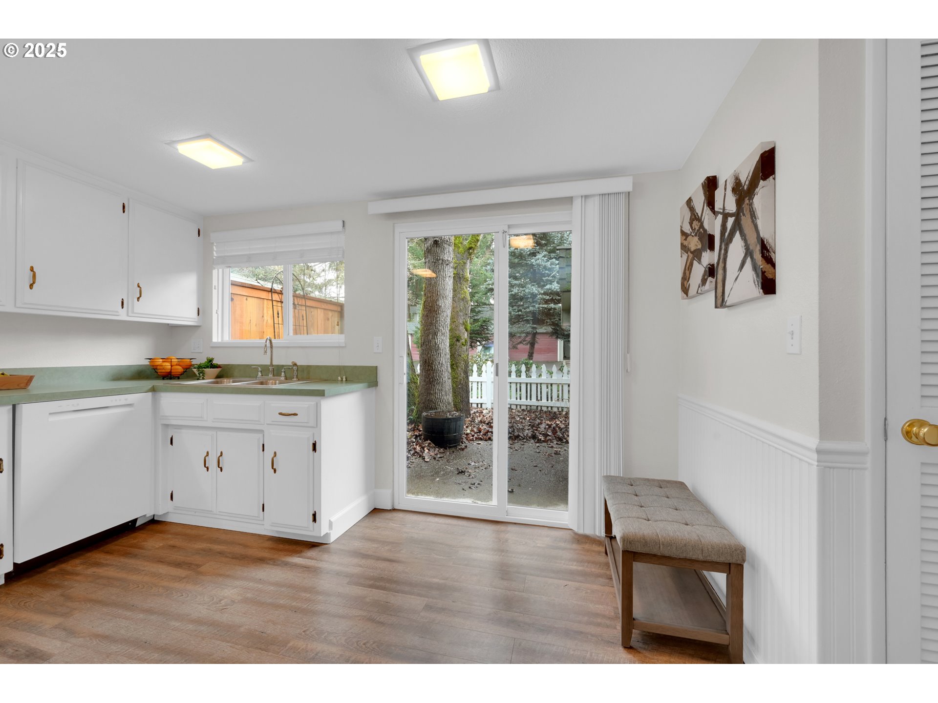 Eugene, Oregon 97401, United States, 3 Bedrooms Bedrooms, ,3 BathroomsBathrooms,Residential,Active,82254