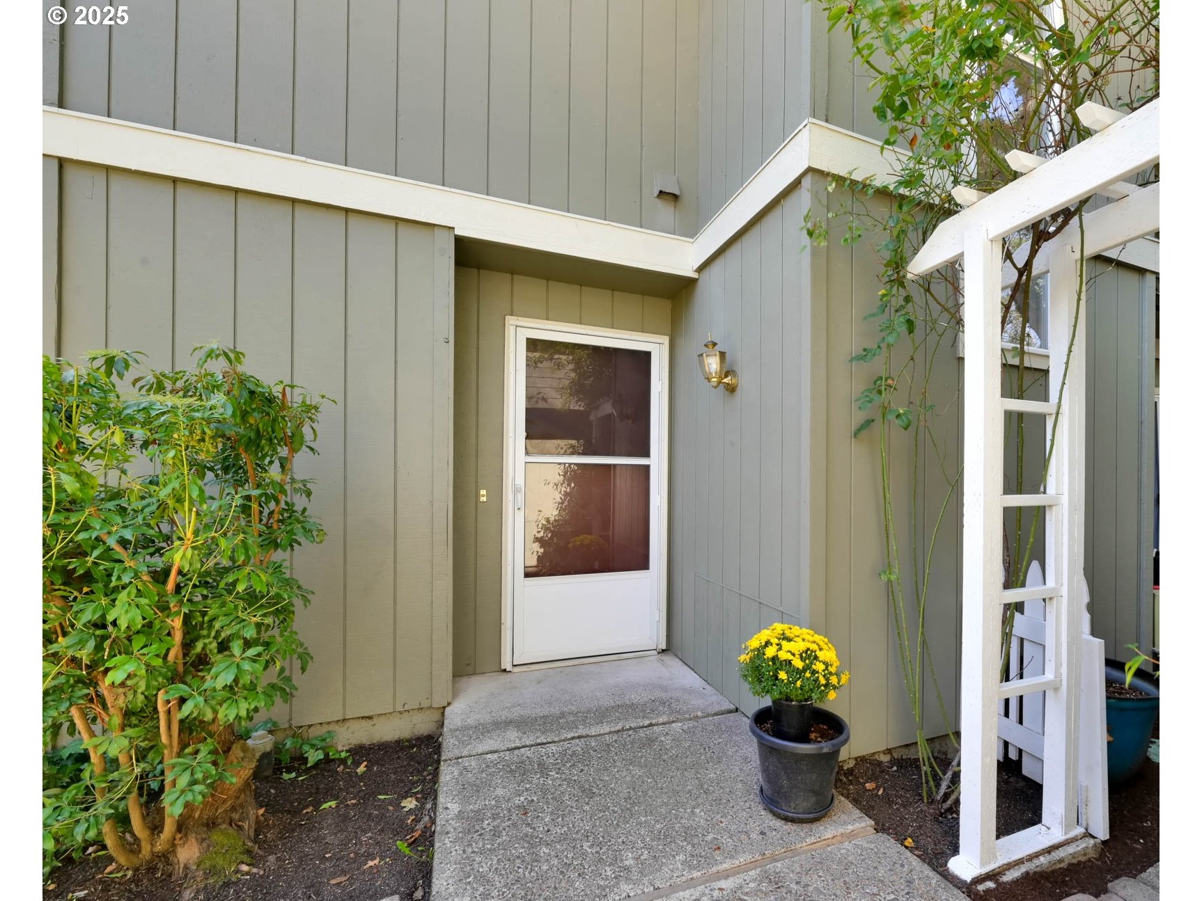 Eugene, Oregon 97401, United States, 3 Bedrooms Bedrooms, ,3 BathroomsBathrooms,Residential,Active,82254