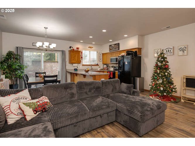 McMinnville, Oregon 97128, United States, 3 Bedrooms Bedrooms, ,3 BathroomsBathrooms,Residential,Active,246311