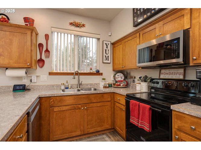 McMinnville, Oregon 97128, United States, 3 Bedrooms Bedrooms, ,3 BathroomsBathrooms,Residential,Active,246311