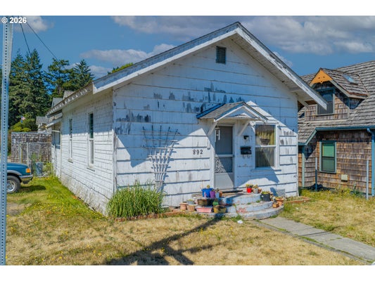 892 COLORADO AVE, NORTH BEND, OR 97459 - Image 5fe73fcfaac9efe181248c8fce136c5e/3165840950
