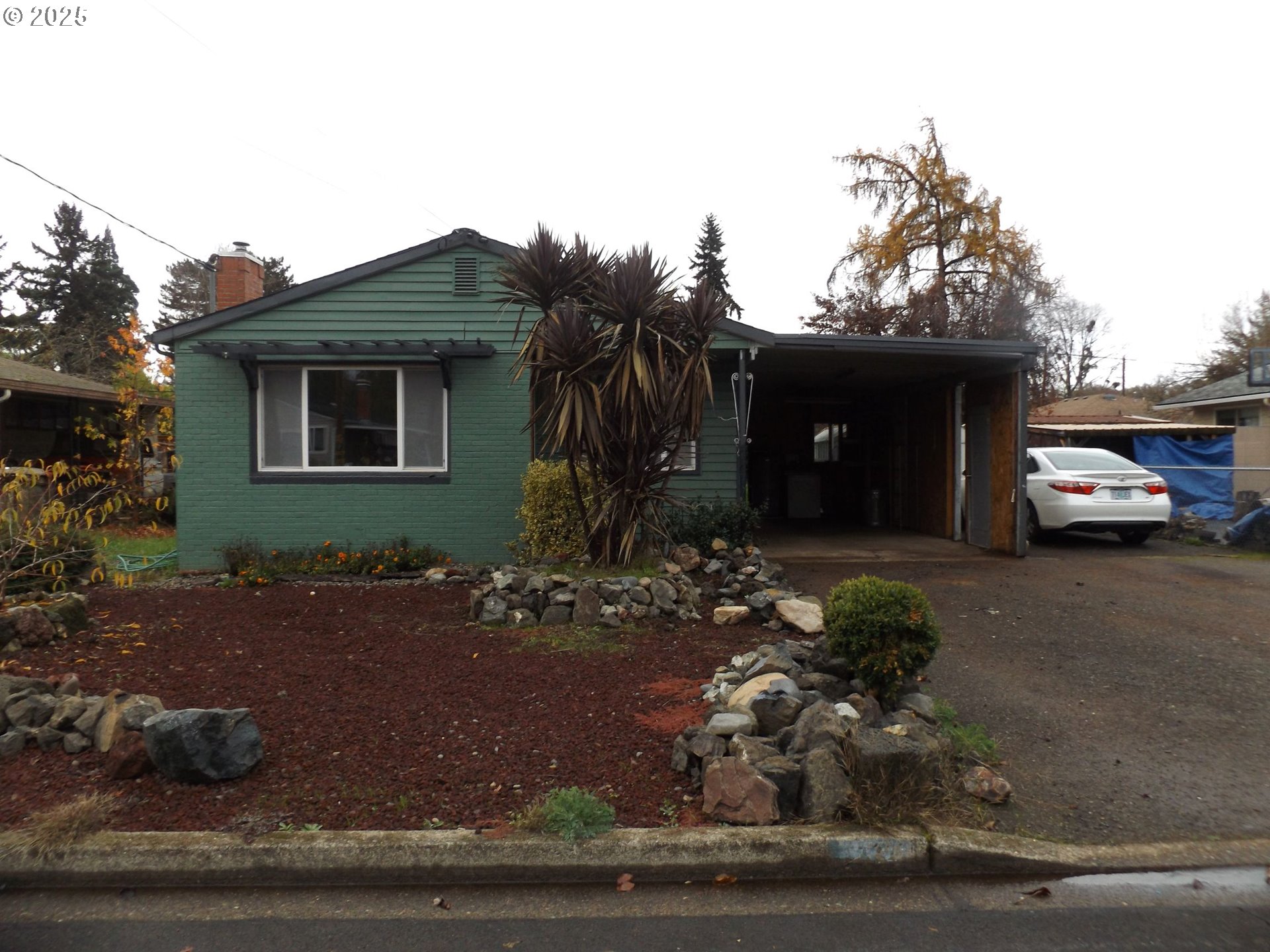 Photo 1 of 16 — 324 W BERDINE ST, Roseburg, OR 97471