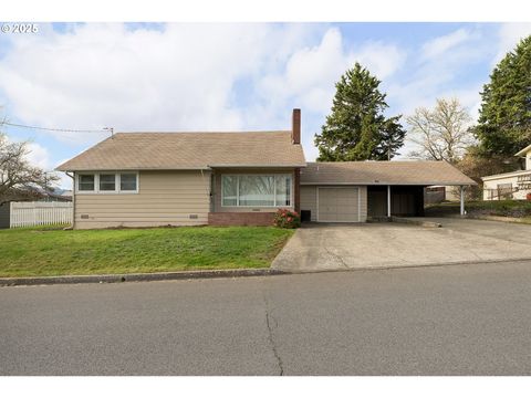 Photo of 1740 NW Lynwood St, Roseburg, OR 97471 (MLS # 433094634)
