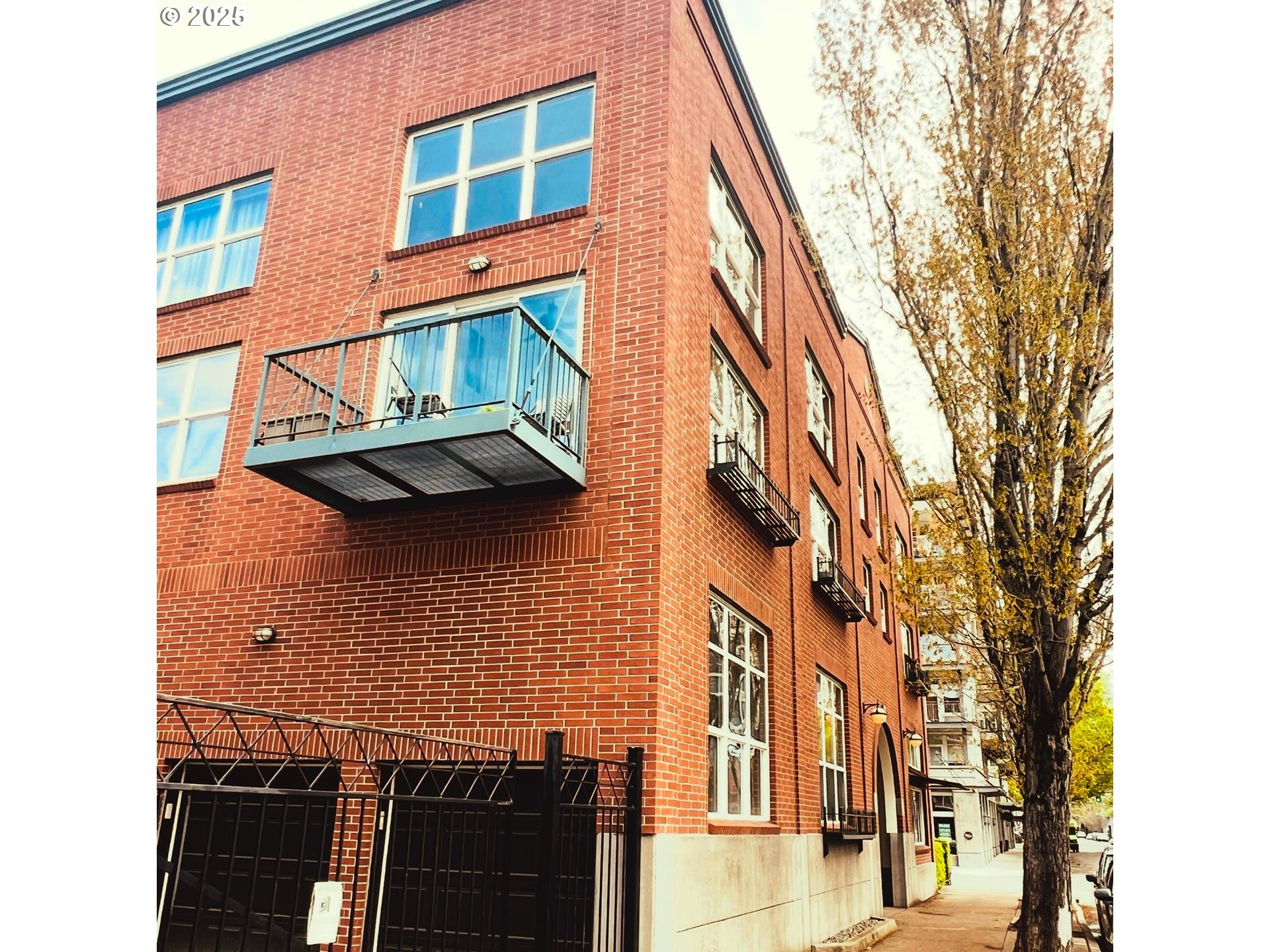 1009 NW HOYT ST 214