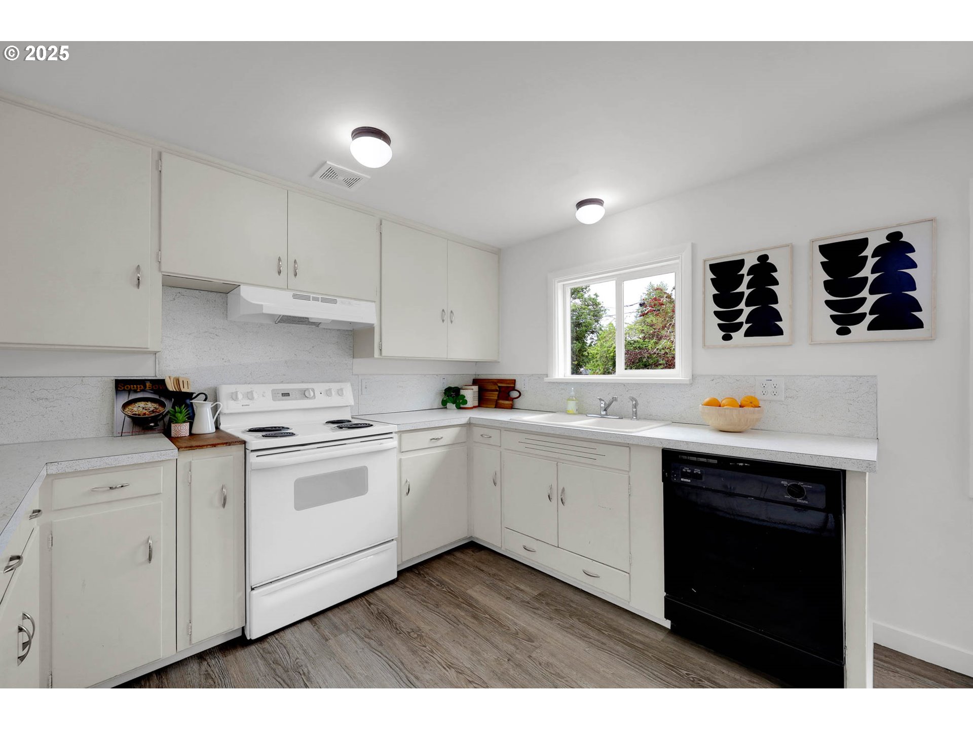 Eugene, Oregon 97405, United States, 3 Bedrooms Bedrooms, ,2 BathroomsBathrooms,Residential,Pending,208663