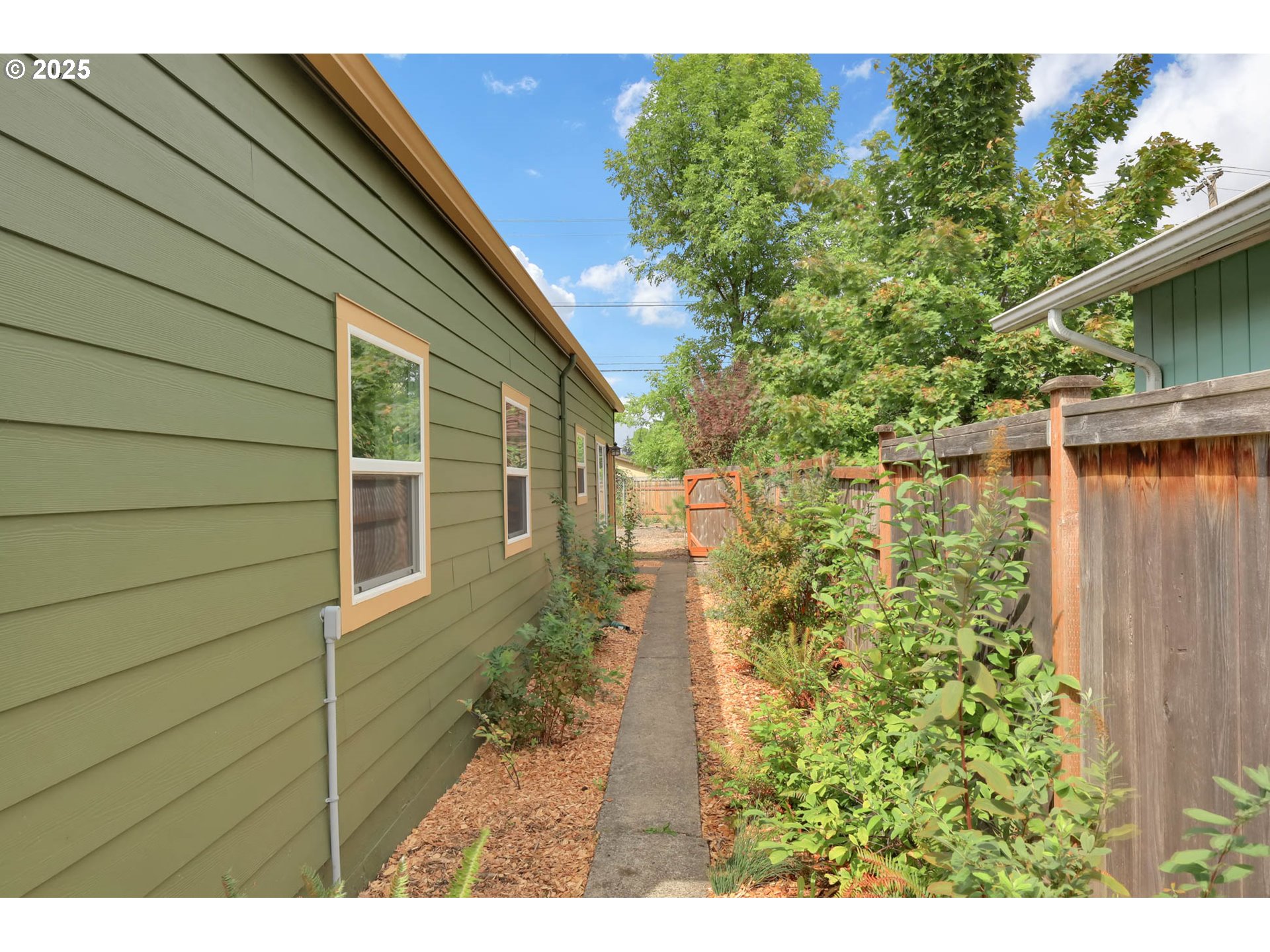 Eugene, Oregon 97405, United States, 3 Bedrooms Bedrooms, ,2 BathroomsBathrooms,Residential,Pending,208663