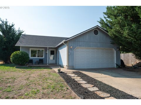 Photo of 689 Blue Jay Loop, Creswell, OR 97426 (MLS # 798407386)