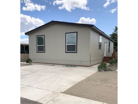 Photo of 1025 S 6th St #82, Harrisburg, OR 97446 (MLS # 480789940)