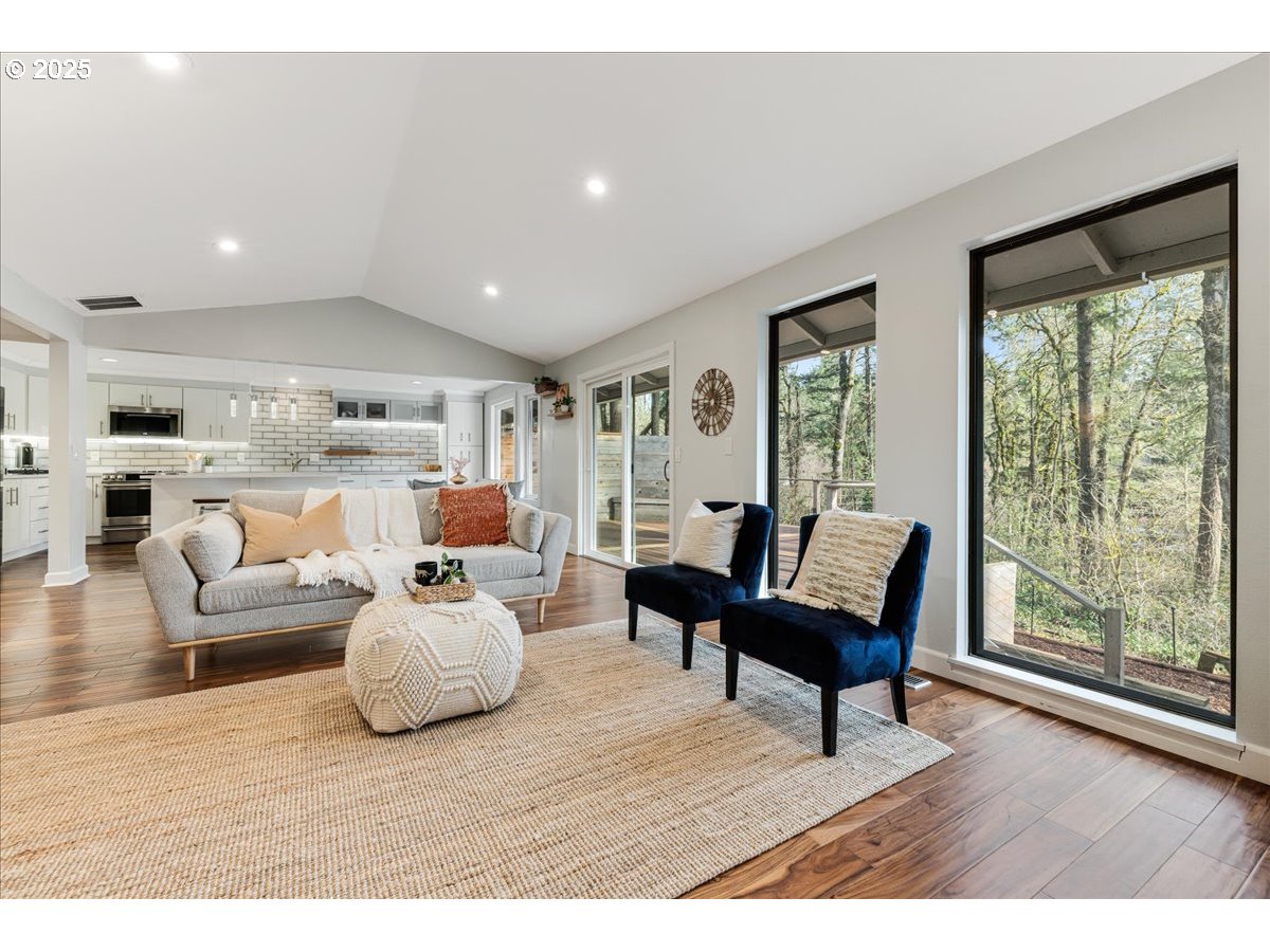 4268 WOODSIDE CIR