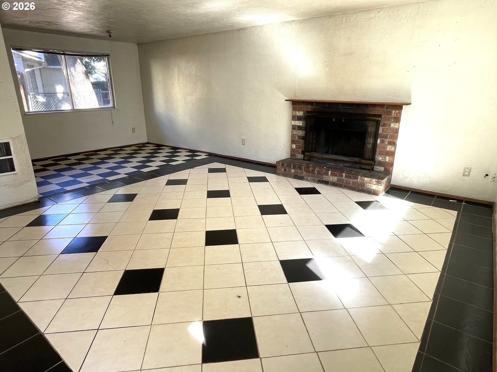 908 N CLOVERLEAF LOOP