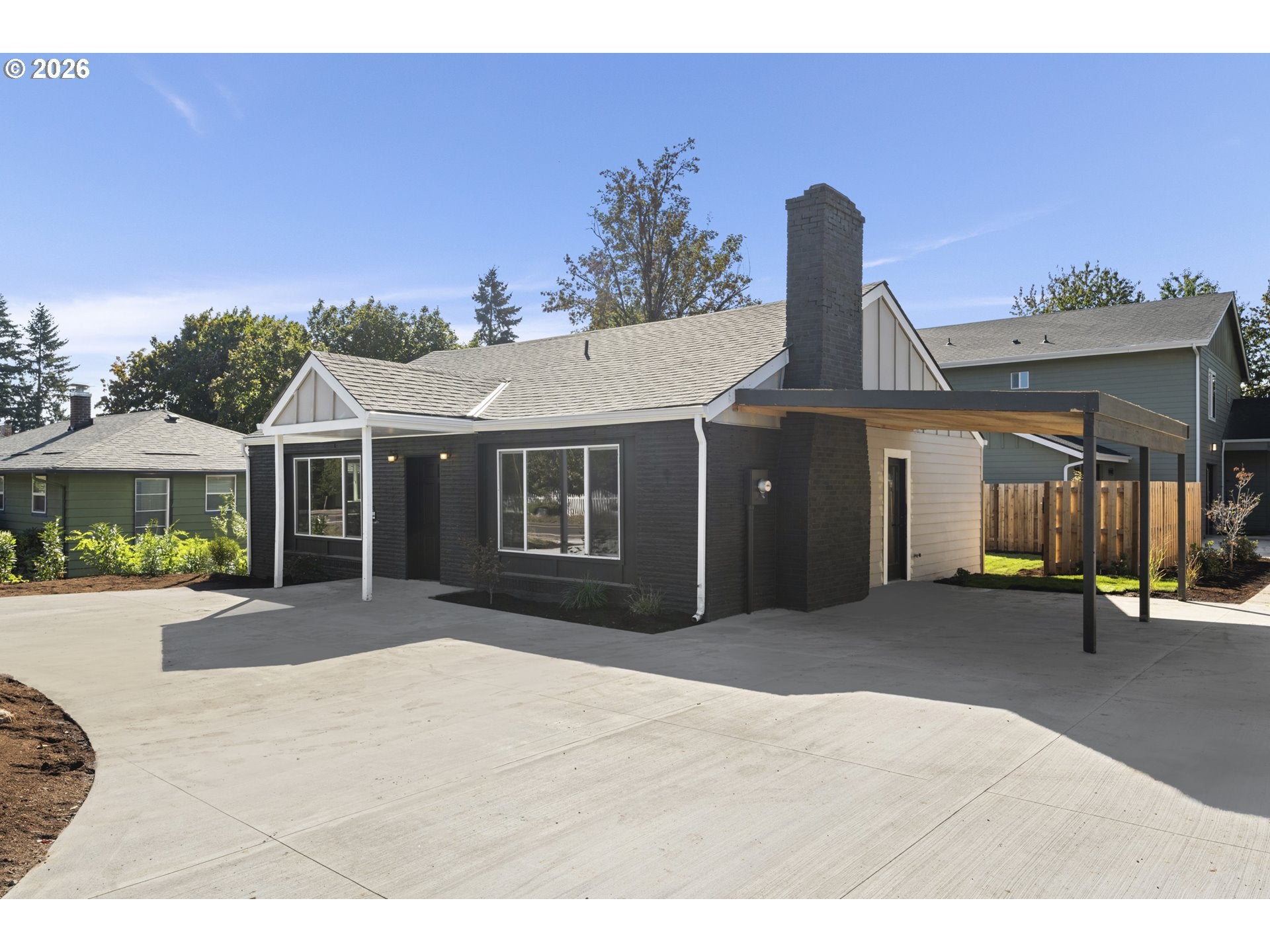 572 HOLMES LN