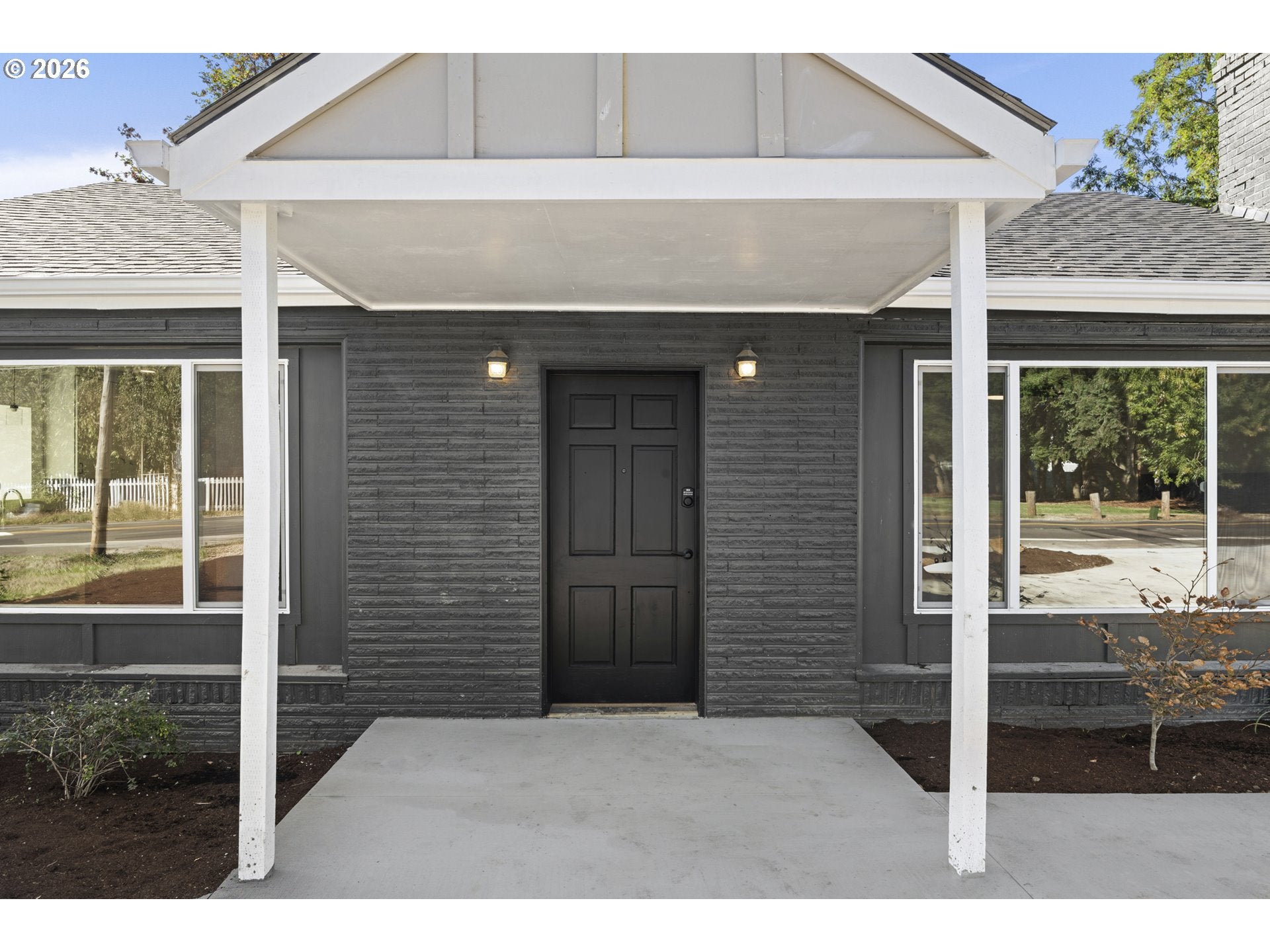 572 HOLMES LN
